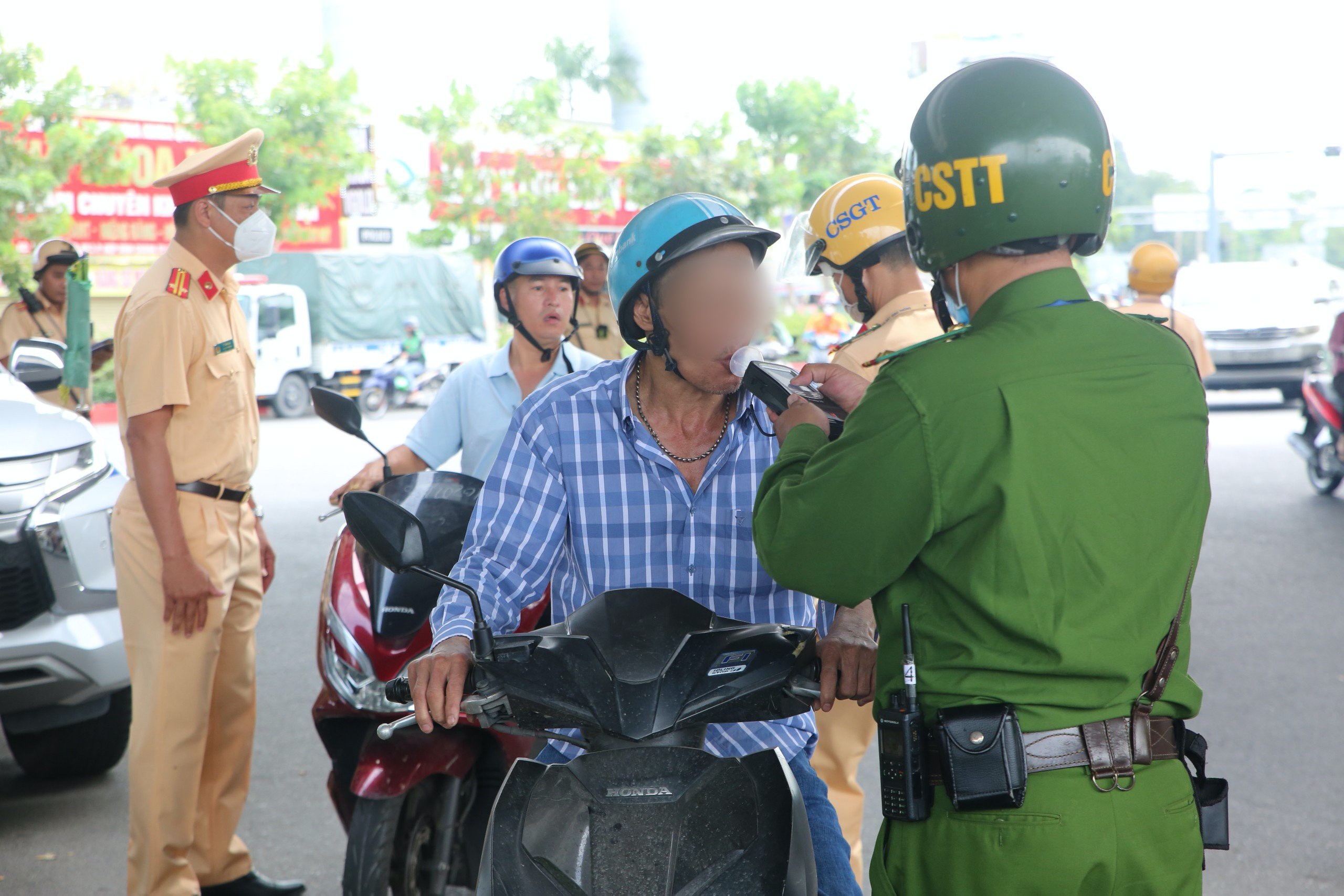 Chốt kiểm tra nồng độ cồn tại vòng xoay Bình Triệu&nbsp;