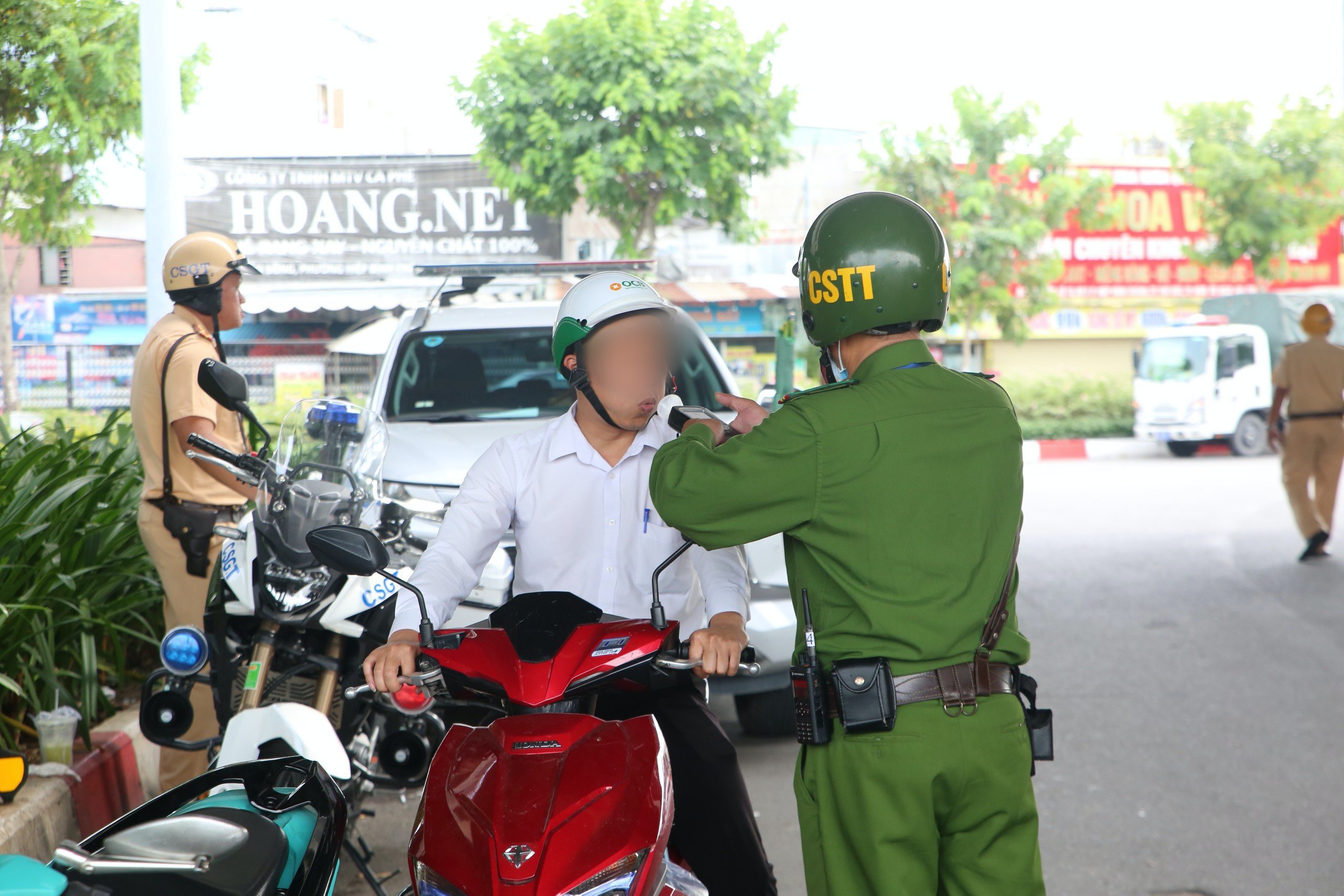 Cảnh sát trật tự phối hợp kiểm tra nồng độ cồn vào ban ngày