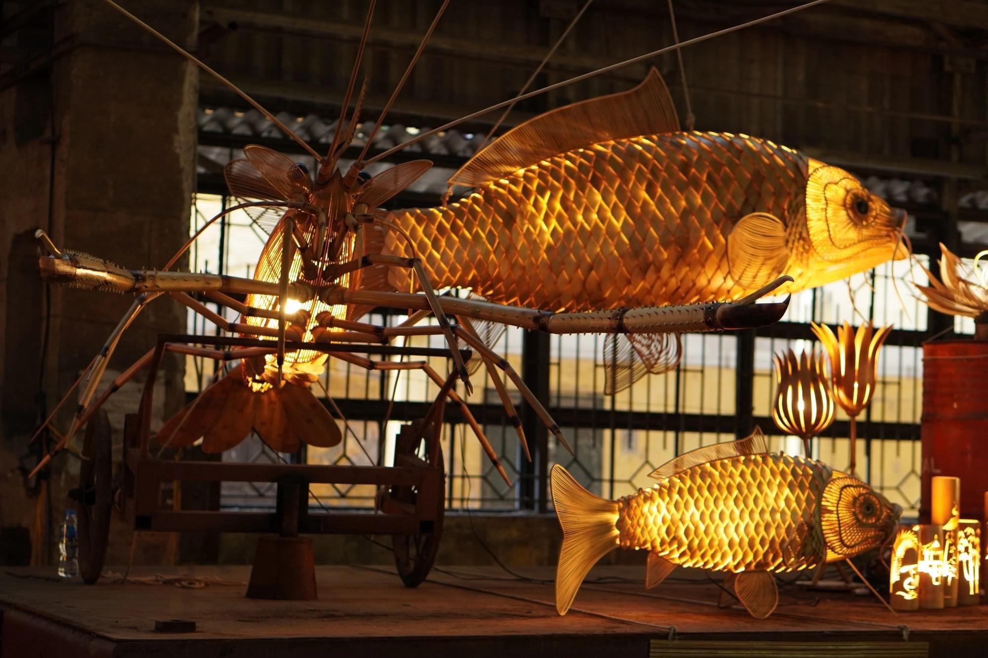 Không gian phân xưởng bừng sáng với nhiều&nbsp; tác phẩm độc đáo thể hiện trên nhiều loại chất liệu khác nhau.