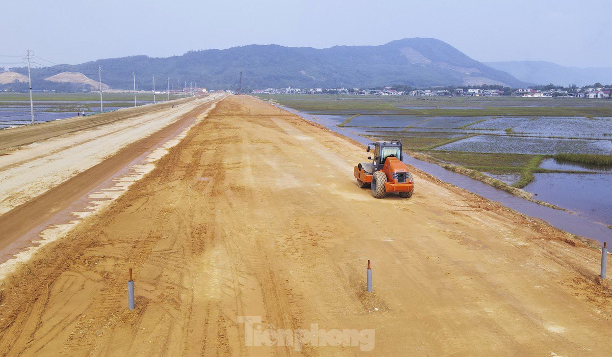 Đây là&nbsp;dự án trọng điểm, có tính kết nối, chia sẻ giao thông, tạo điều kiện thu hút đầu tư nên các nhà thầu đang tập trung nguồn lực để thi công.
