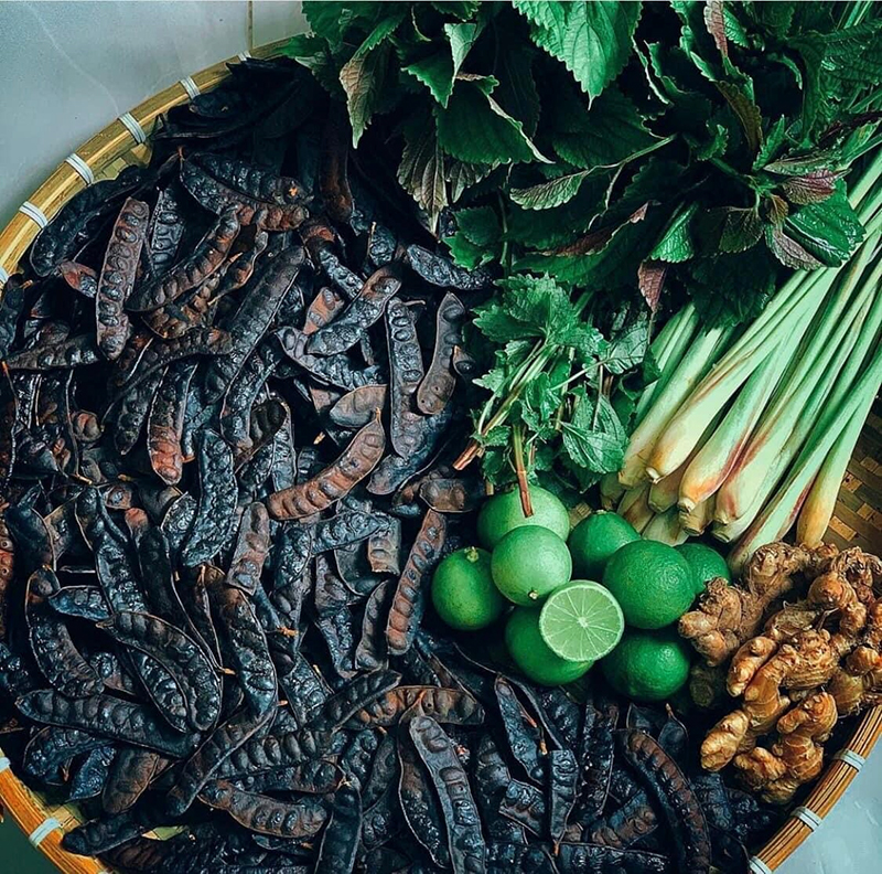 Mặc dù có vẻ đơn giản, nhưng nồi nước này đã khiến bao thiếu nữ xưa mê mẩn. Nhờ vào những thành phần từ thiên nhiên như hà thủ ô, bồ kết, cỏ mần trầu, hương nhu và cỏ ngũ sắc, mái tóc trở nên mềm mại, óng ả, màu đen tự nhiên như những sợi tóc mây. Mùi hương tự nhiên từ tóc, xen lẫn với hương sắc của gió nội, mang lại cảm giác thoải mái và dễ chịu đến tận cùng.