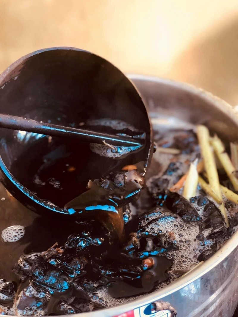 Những trái bồ kết thơm phức được thả trên bếp, sau đó bẻ nhỏ và ngâm trong nước sôi trong một chậu. Những loại thảo mộc như sả, hương nhu, lá bưởi hay cỏ mần trầu… có thể được hái từ vườn hoặc mua từ hàng xóm hoặc người bán lá ở chợ, một bó đủ các loại được rửa sạch và cho vào nồi để đun sôi. Bồ kết được ngâm mềm, sau đó được xay nhuyễn để tạo bọt và sau đó đổ vào nồi nước đun. Cuối cùng, nồi nước gội đầu đã hoàn thành. Nhưng giờ nó đã có hết tại An Miên Spa, bạn chỉ cần tới và trải nghiệm.