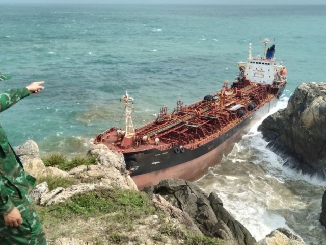 Tin tức trong ngày - Tàu sắt nước ngoài 14.000 tấn trôi dạt vào bờ biển Quảng Nam