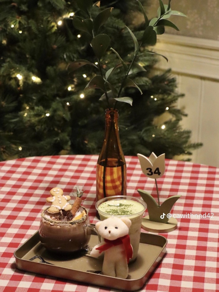 Còn gì tuyệt hơn khi nhâm nhi một cốc trà sữa dưới cây thông Noel. Ảnh: @cawithnnd42