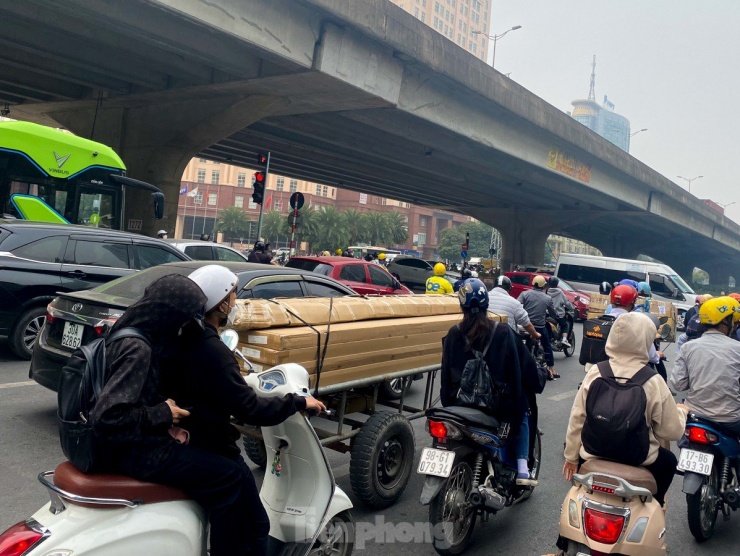 Xe tự chế 'cõng' hàng cồng kềnh tung hoành trên đường phố Hà Nội - 3