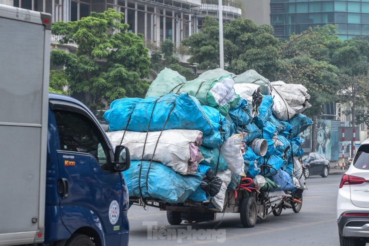 Hàng hoá cồng kềnh che hết tầm nhìn của các phương tiện phía sau.