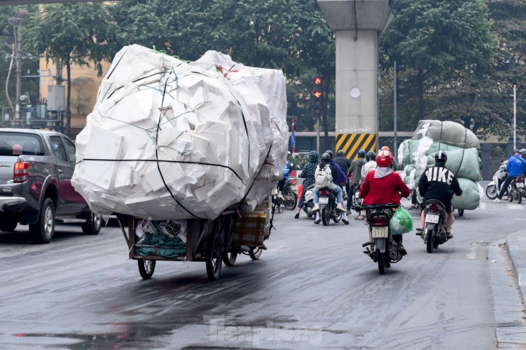 Hai chiếc xe chở thùng xốp, bao tải đồ ngang nhiên vượt đèn đỏ.