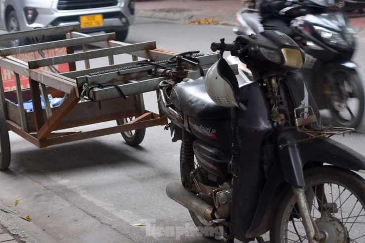 Điểm chung của những phương tiện này là không còi, không gương, không biển số, phần yên được chế lại để có thể liên kết với chiếc xe kéo chở hàng.