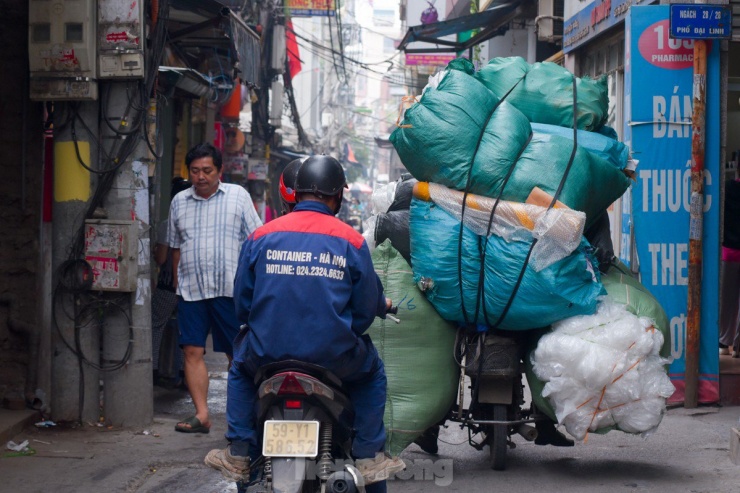 Tại các ngõ nhỏ, các xe chở hàng hoá cồng kềnh "bịt kín" hết lối đi.