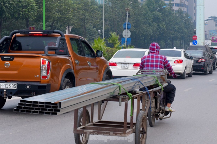 Những thanh sắt thép dài 5 - 6 m được chở bằng xe máy như cái bẫy rình rập người xung quanh.