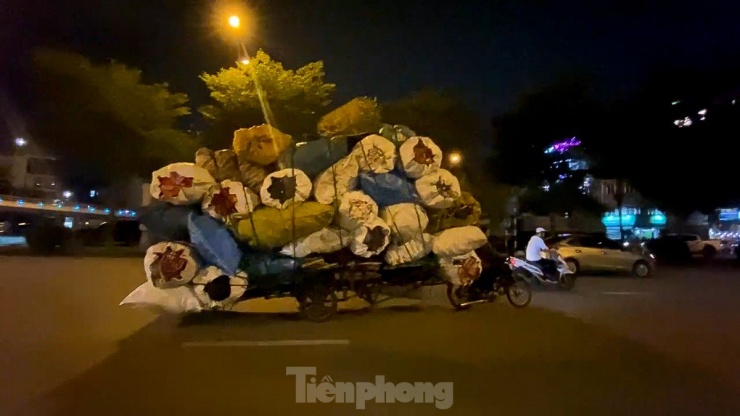 Không chỉ ban ngày, về đêm, các phương tiện này còn tung hoành hơn trên đường phố Hà Nội.