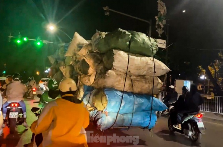 Rất nhiều người đi đường lo lắng khi chứng kiến những chiếc xe máy chở hàng quá khổ phóng nhanh, vượt ẩu trên đường.