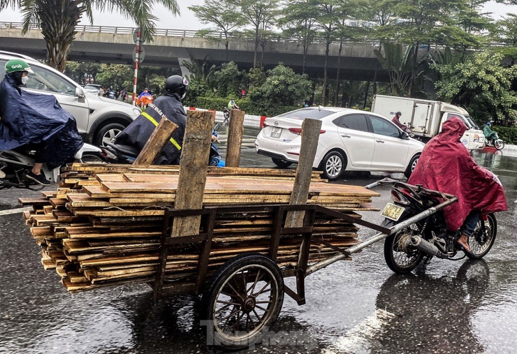 Xe tự chế 'cõng' hàng cồng kềnh tung hoành trên đường phố Hà Nội - 14