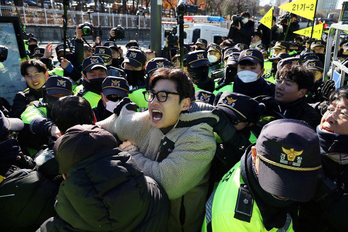 Cảnh sát cố gắng kìm hãm ông Ju Yeong-bong trong cuộc biểu tình ngày 30-11. Ảnh: Reuters