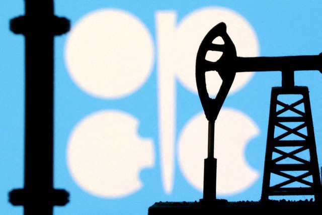 OPEC+ đồng ý cắt giảm sản lượng tự nguyện tổng cộng 2,2 triệu thùng/ngày vào đầu năm tới. Ảnh: Reuters