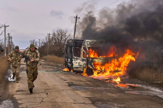 Ukraine vẫn cố gắng đẩy quân Nga khỏi miền đông (Ảnh: AP)