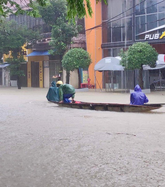 Mưa lớn gây nguy cơ tái ngập lụt tại Huế.