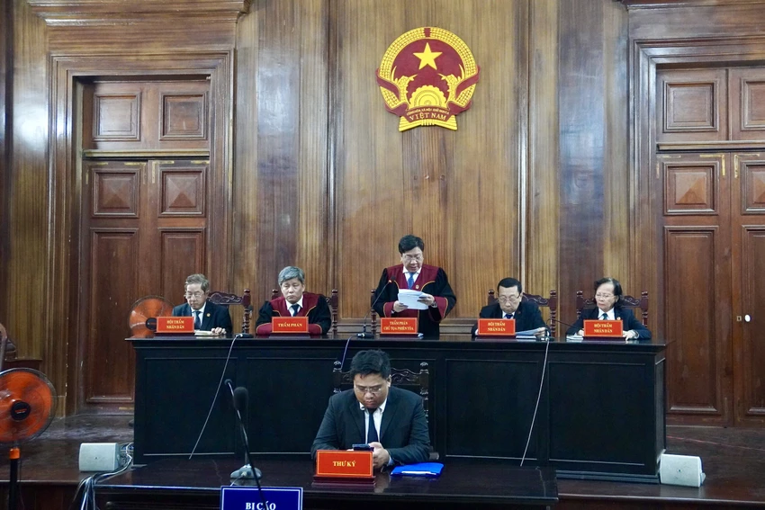 HĐXX đang tuyên án vụ cựu giám đốc Bệnh viện TP Thủ Đức tham ô, rửa tiền. Ảnh: TRẦN LINH