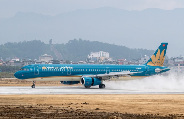 Chiếc máy bay Airbus A321 số hiệu VN-A396 chạm mặt đường băng sân bay Điện Biên