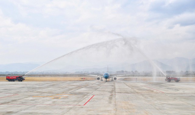 Nghi thức phun vòi rồng chào đón chuyến bay