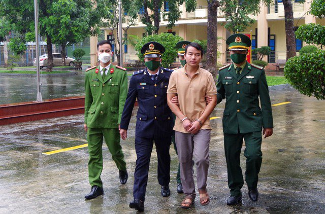 Lực lượng chức năng dẫn giải Võ Trọng Dũng về làm việc