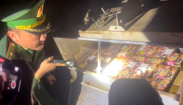 Lực lượng chức năng tiến hành khám xe