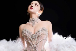 Thời trang - “Mỹ nhân Tân Cương” đẹp tựa tiên sa, chân dài 1m12, cứ xuất hiện là trăm triệu người mê đắm