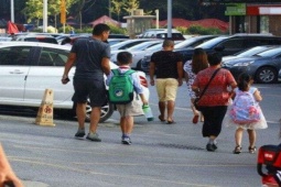 Giáo dục - du học - Người đàn ông lạ mặt ngày nào cũng nhét 1 tờ giấy vào cặp bé trai, mẹ bé đọc xong lập tức báo cảnh sát