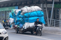 Tin tức trong ngày - Xe tự chế 'cõng' hàng cồng kềnh tung hoành trên đường phố Hà Nội