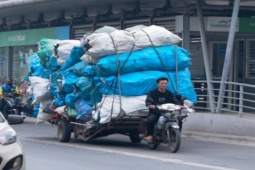 Tin tức trong ngày - Xe tự chế 'cõng' hàng cồng kềnh tung hoành trên đường phố Hà Nội