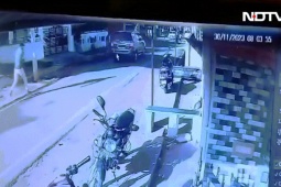 Phi thường - kỳ quặc - Video: Một nữ giáo viên bất ngờ bị 3 người đàn ông bắt cóc đưa lên ô tô