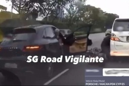 Thế giới xe - Ô tô "hạ gục" 2 xe máy vì bất cẩn