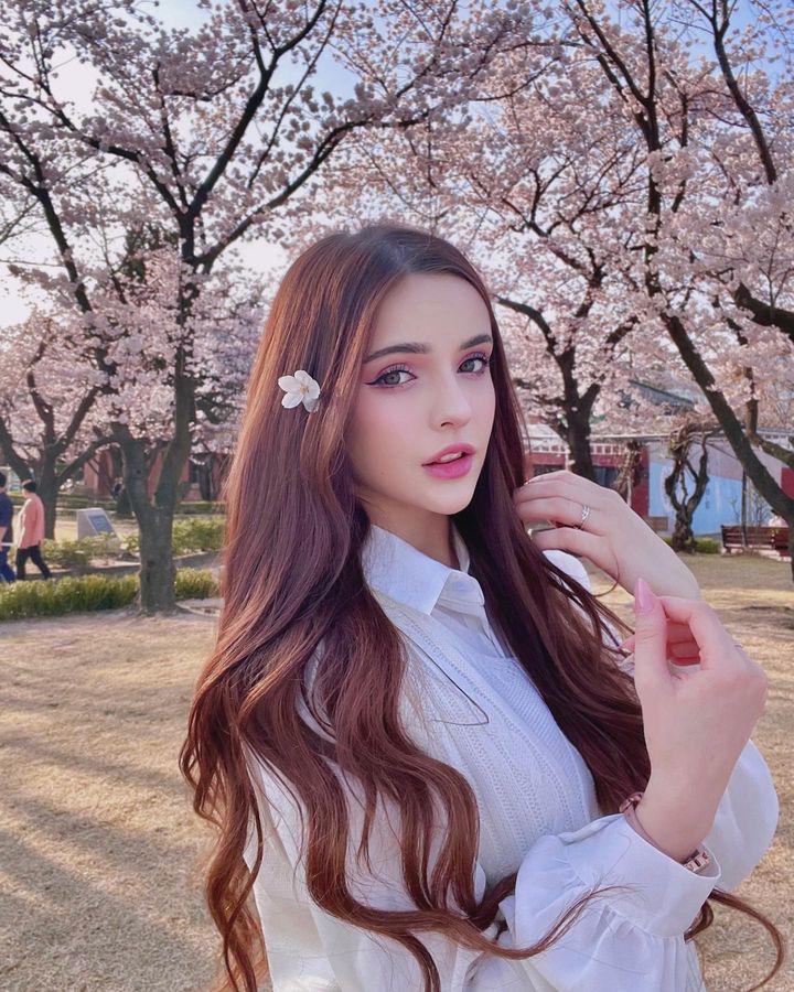 Sasha Song đang là người mẫu, thu hút lượng fan đông đảo ở Hàn Quốc.