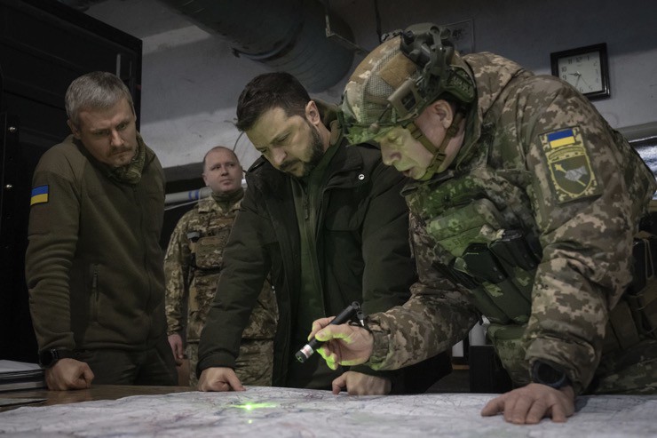 Ông Zelensky hôm 30/11 tới thăm thành phố Kupyansk ở tiền tuyến vùng Kharkiv.