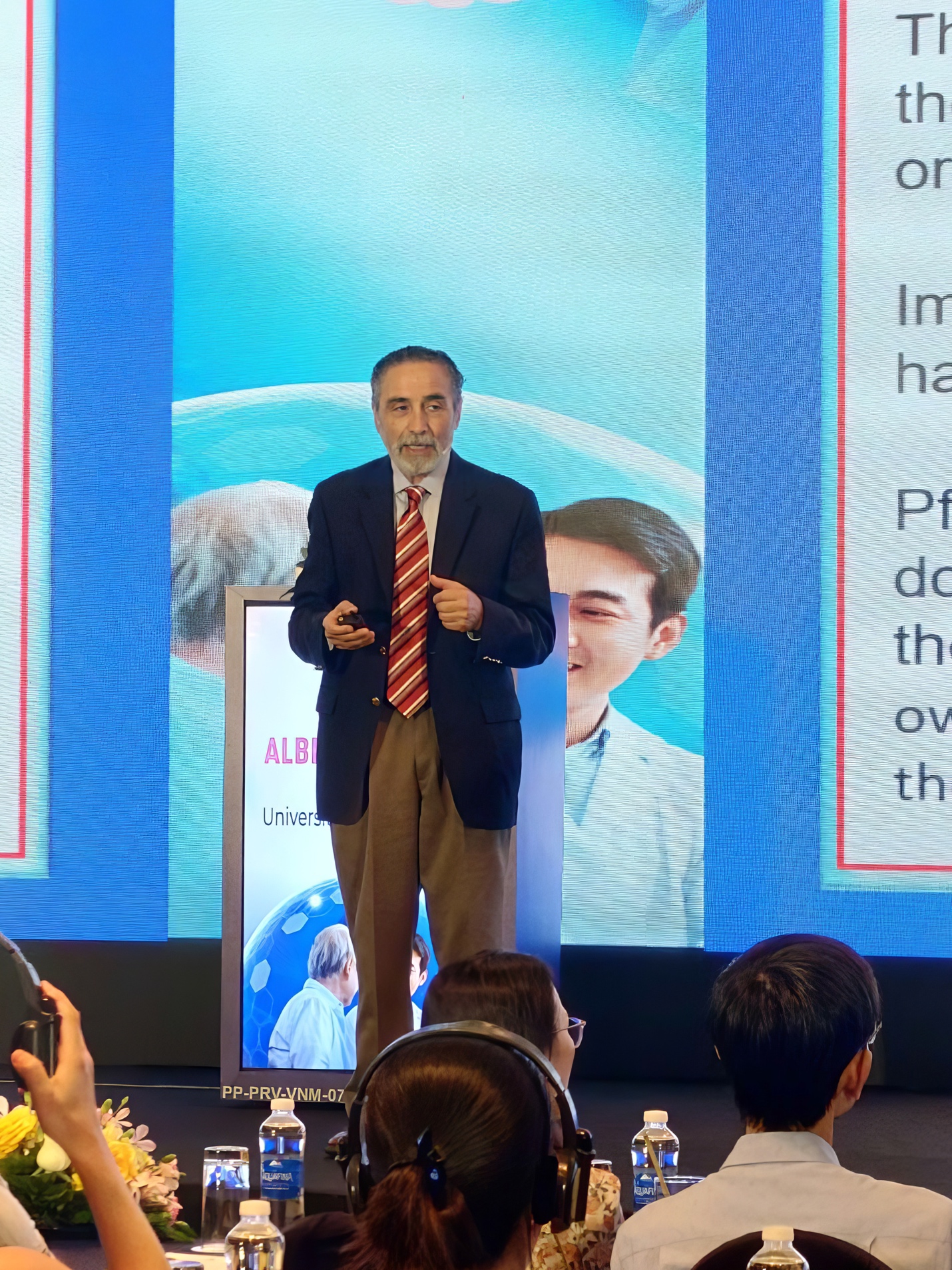 Giáo sư Julio Alberto Ramirez đến từ Hoa Kỳ tham gia báo cáo và chia sẻ kinh nghiệm tại chuỗi hội thảo