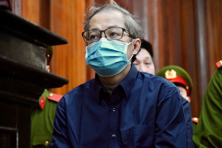 Bị cáo Nguyễn Minh Quân - cựu giám đốc BV Thủ Đức tại phiên tòa sáng qua (1-12). Ảnh: TRẦN LINH