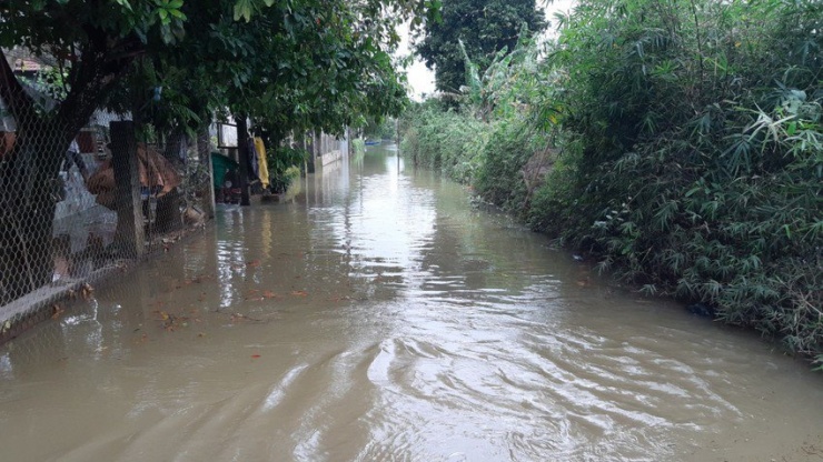 Nước lũ lên nhanh trong đêm, một tuyến đường ở huyện Quảng Điền bị ngập. Ảnh: TH