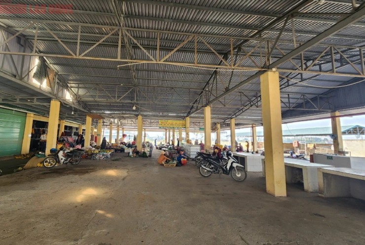 Chợ được đầu tư khang trang, có các ki-ốt và các dãy bán hàng nhưng chỉ có vỏn vẹn 20 tiểu thương đăng ký họp chợ. Ảnh: Thanh Tuấn