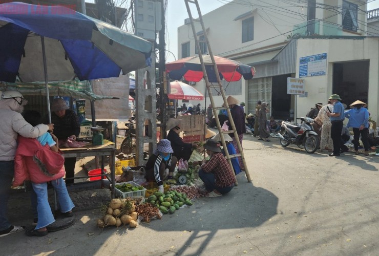 Người dân dựng ki-ốt, bày bán khắp nơi trên vỉa hè, lòng đường. Ảnh: Thanh Tuấn