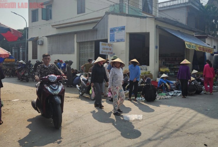 Chợ cóc mọc tràn lan khắp nơi nhưng không được xử lý dứt điểm. Ảnh: Thanh Tuấn