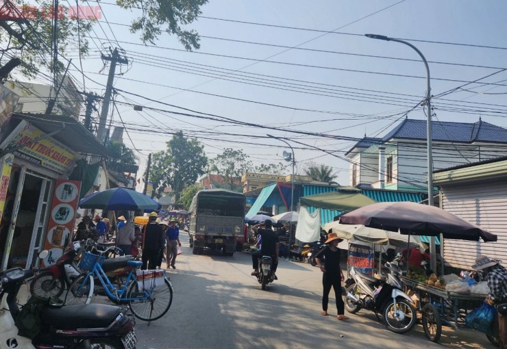 Chợ cọc, chợ tạm họp kín đường gây mất an toàn giao thông, mỹ quan đô thị. Ảnh: Thanh Tuấn