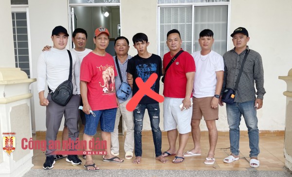 Tổ công tác bắt giữ đối tượng đối tượng Lâm Hoàng Thưởng (áo đen, đánh dấu X).