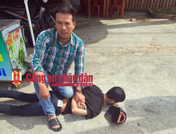 Khống chế Lâm Hoàng Thưởng.