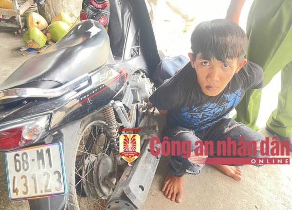 Lâm Hoàng Thưởng cùng chiếc xe tang vật.