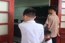 Pháp luật - Xót thương hình ảnh những đứa trẻ khóc gọi tên cha ở chốn pháp đình