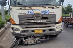 Tin tức trong ngày - Xe bồn tông hàng loạt xe máy dừng chờ đèn đỏ ở Bình Dương