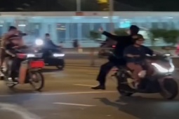Tin tức trong ngày - Xử phạt cô gái chở bạn trai Việt kiều không đội mũ bảo hiểm, “làm trò” nguy hiểm trên xe máy