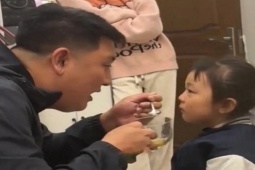 Giáo dục - du học - Ông bố bất lực vì dỗ con gái uống thuốc, một hành động của cô chị khiến em gái lập tức thay đổi thái độ