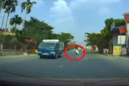 Tin tức trong ngày - Clip: Vượt xe như tay đua xe máy, "quái xế" lĩnh ngay tai họa