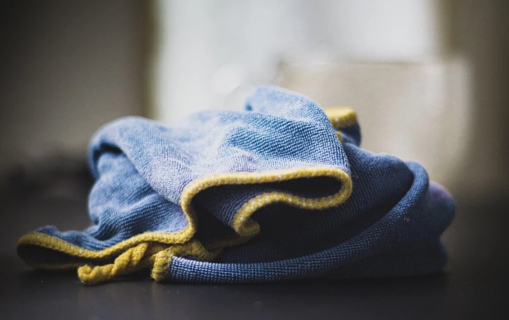 Hãy sử dụng miếng vải sợi nhỏ để lau chùi màn hình smartphone.